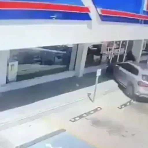 Conductor embiste a mujer y la prensa en farmacia. ,Captura de video