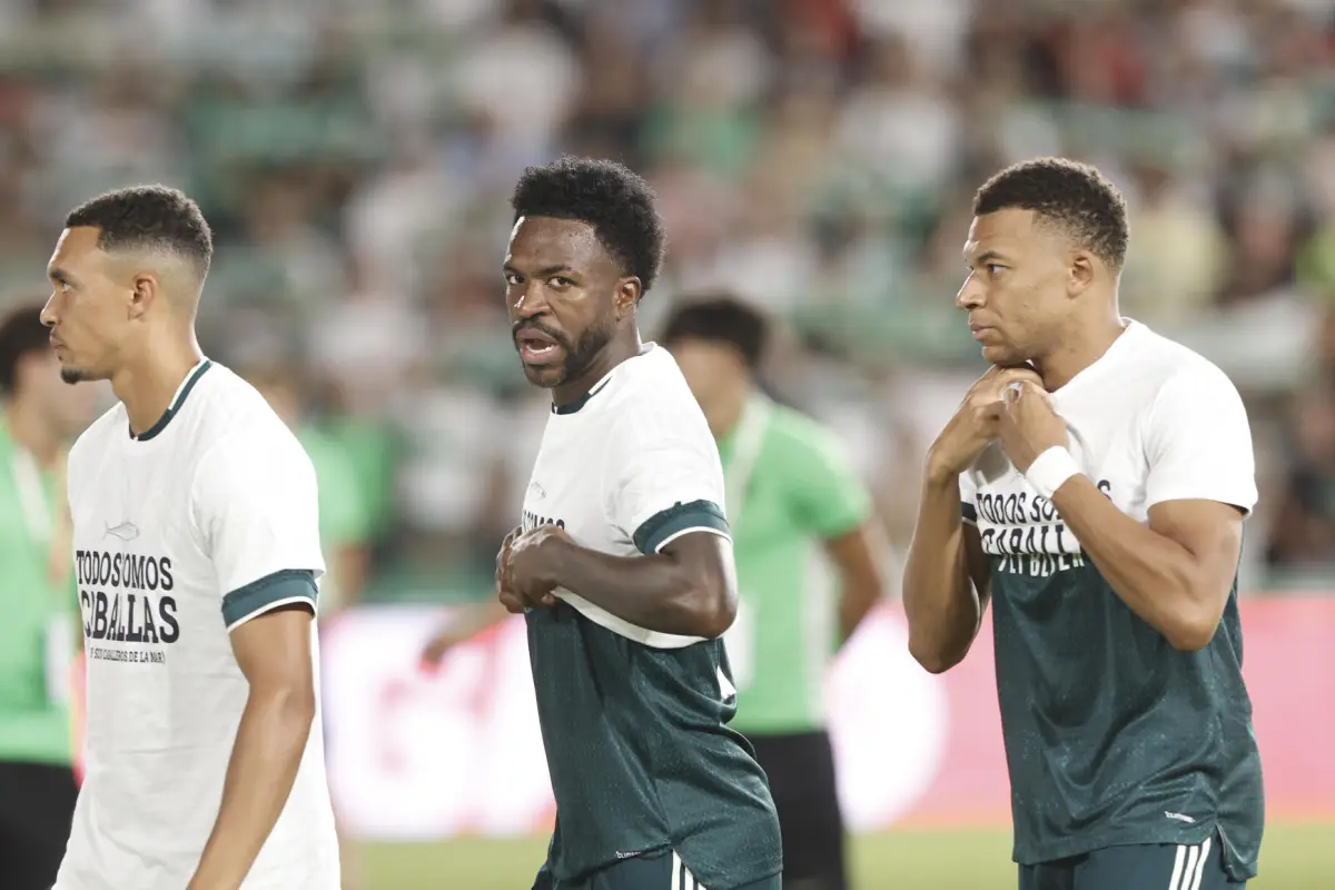 Mbappé, Vinícius y Konaté vistieron a medias la camiseta de apoyo a Ceuta antes del duelo ante el Elche - EFE