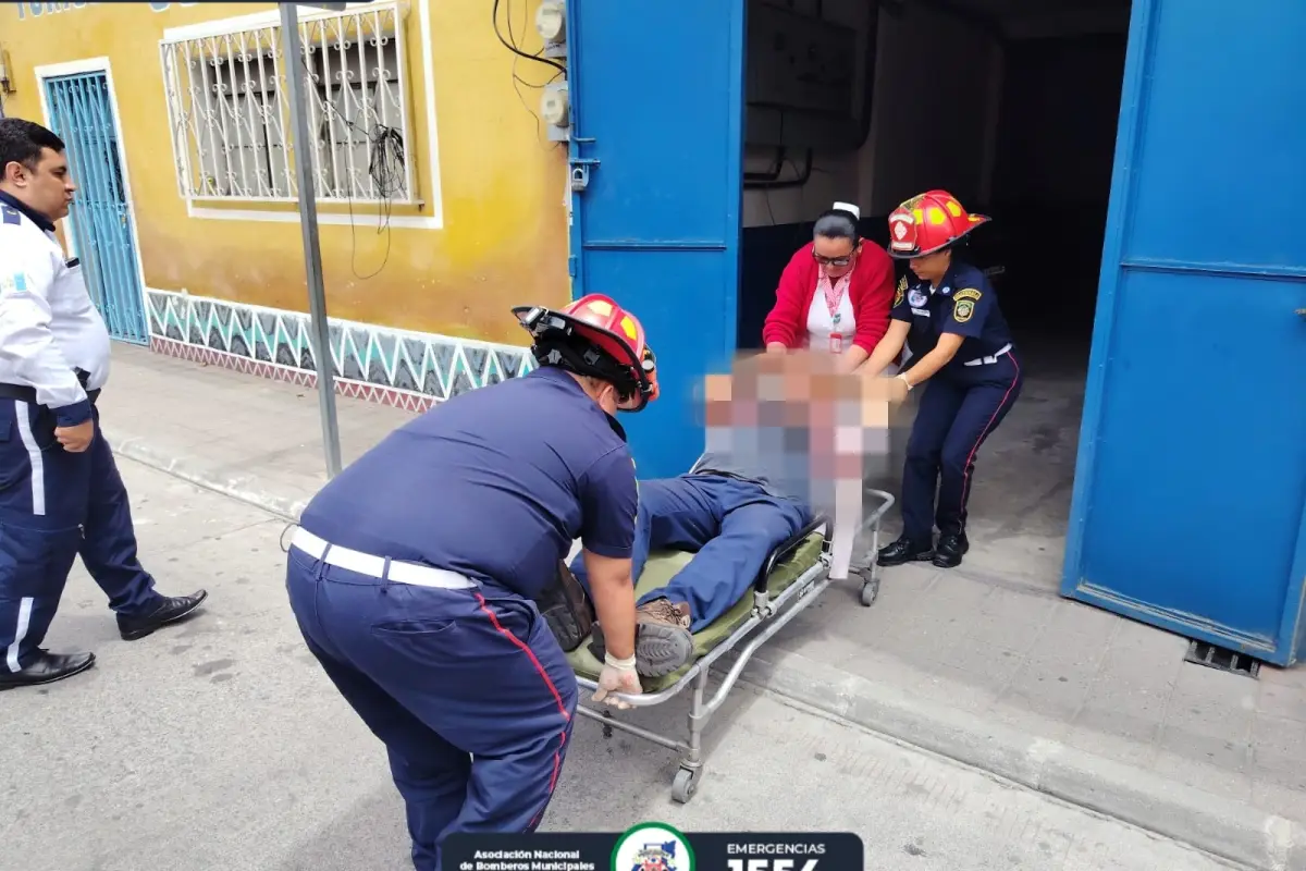 El piloto del camión atacado en Sanarate, El Progreso, fue trasladado a un centro asistencial., Bomberos Municipales Departamentales
