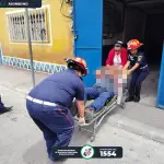 El piloto del camión atacado en Sanarate, El Progreso, fue trasladado a un centro asistencial. ,Bomberos Municipales Departamentales