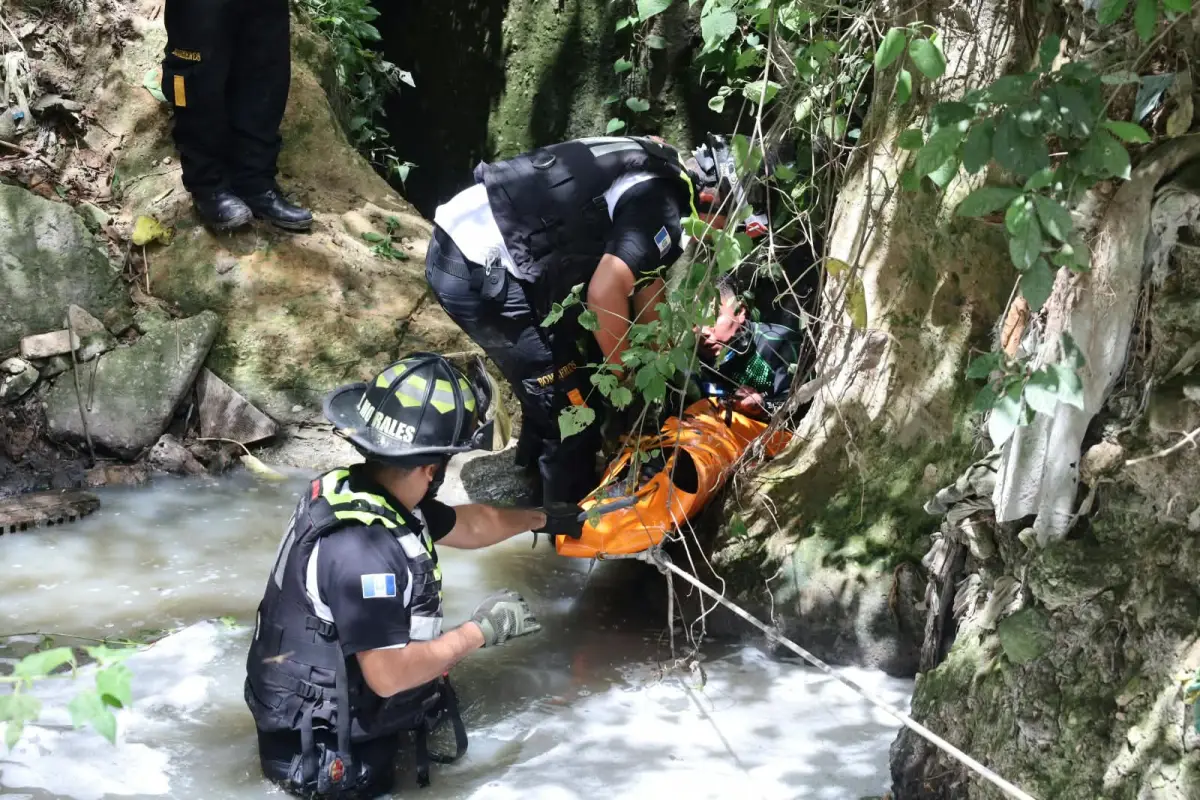 Área donde fue localizado el cuerpo de un hombre en la zona 5 capitalina., Bomberos Voluntarios