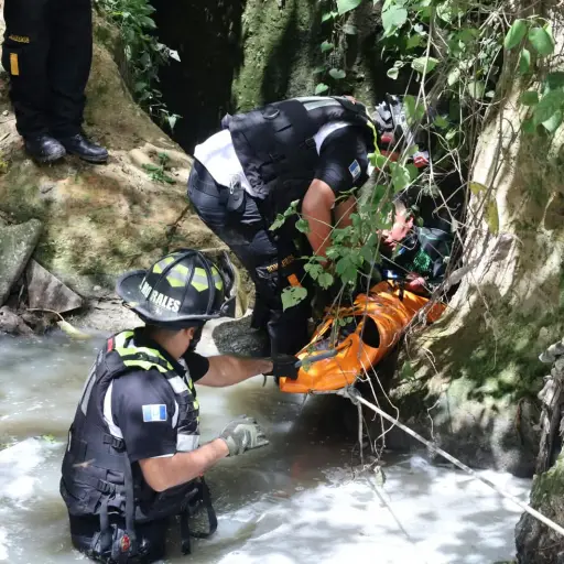 Área donde fue localizado el cuerpo de un hombre en la zona 5 capitalina. ,Bomberos Voluntarios