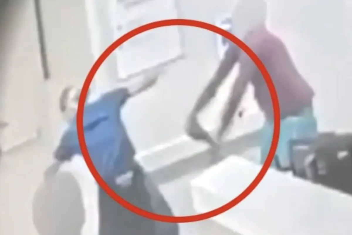 Paciente golpea brutalmente a una enfermera., Captura de pantalla video de X.