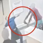 Paciente golpea brutalmente a una enfermera. ,Captura de pantalla video de X.