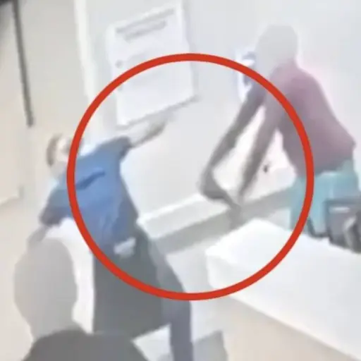 Paciente golpea brutalmente a una enfermera. ,Captura de pantalla video de X.