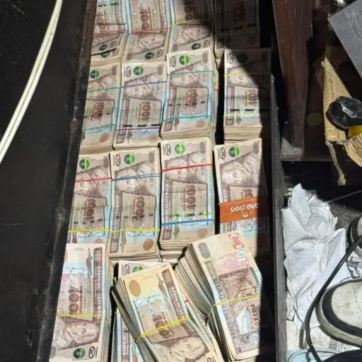 El dinero fue decomisado durante un operativo contra la Mara Salvatrucha. ,PNC