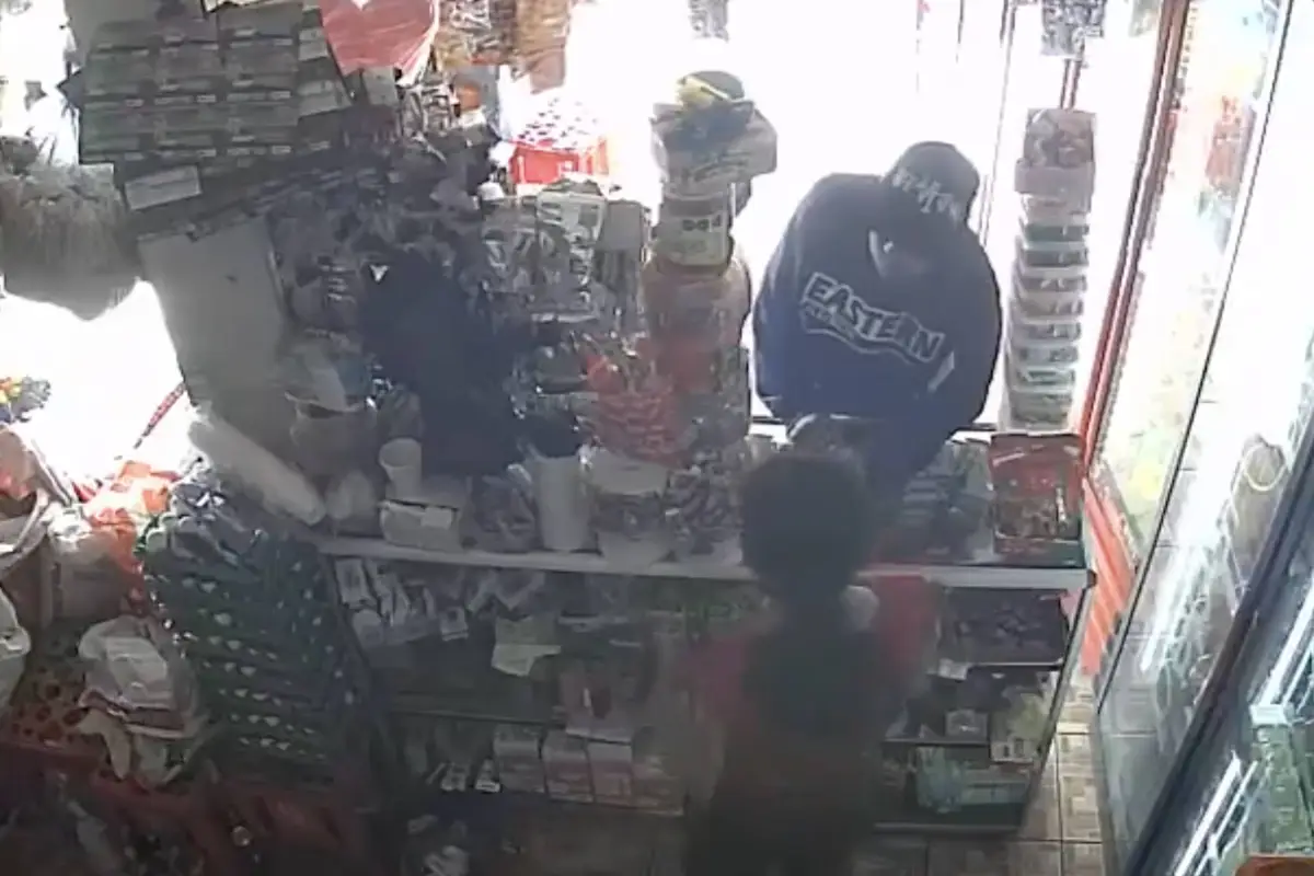Se hace pasar por cliente y luego saca un arma para asaltar tienda en Retalhuleu., Captura de pantalla video de X.