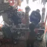 Se hace pasar por cliente y luego saca un arma para asaltar tienda en Retalhuleu. ,Captura de pantalla video de X.