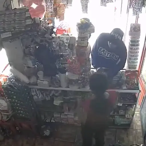 Se hace pasar por cliente y luego saca un arma para asaltar tienda en Retalhuleu. ,Captura de pantalla video de X.
