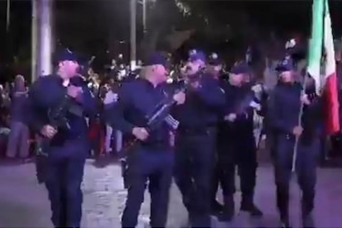 Policías descoordinados en honras a la bandera, Captura de video