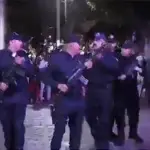 Policías descoordinados en honras a la bandera ,Captura de video