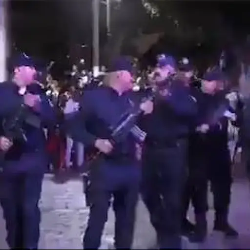 Policías descoordinados en honras a la bandera ,Captura de video
