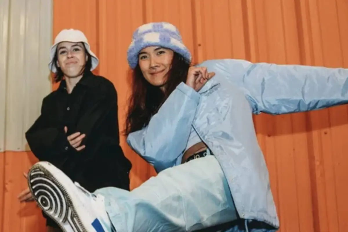 Kinda Chic, Kinda Chic