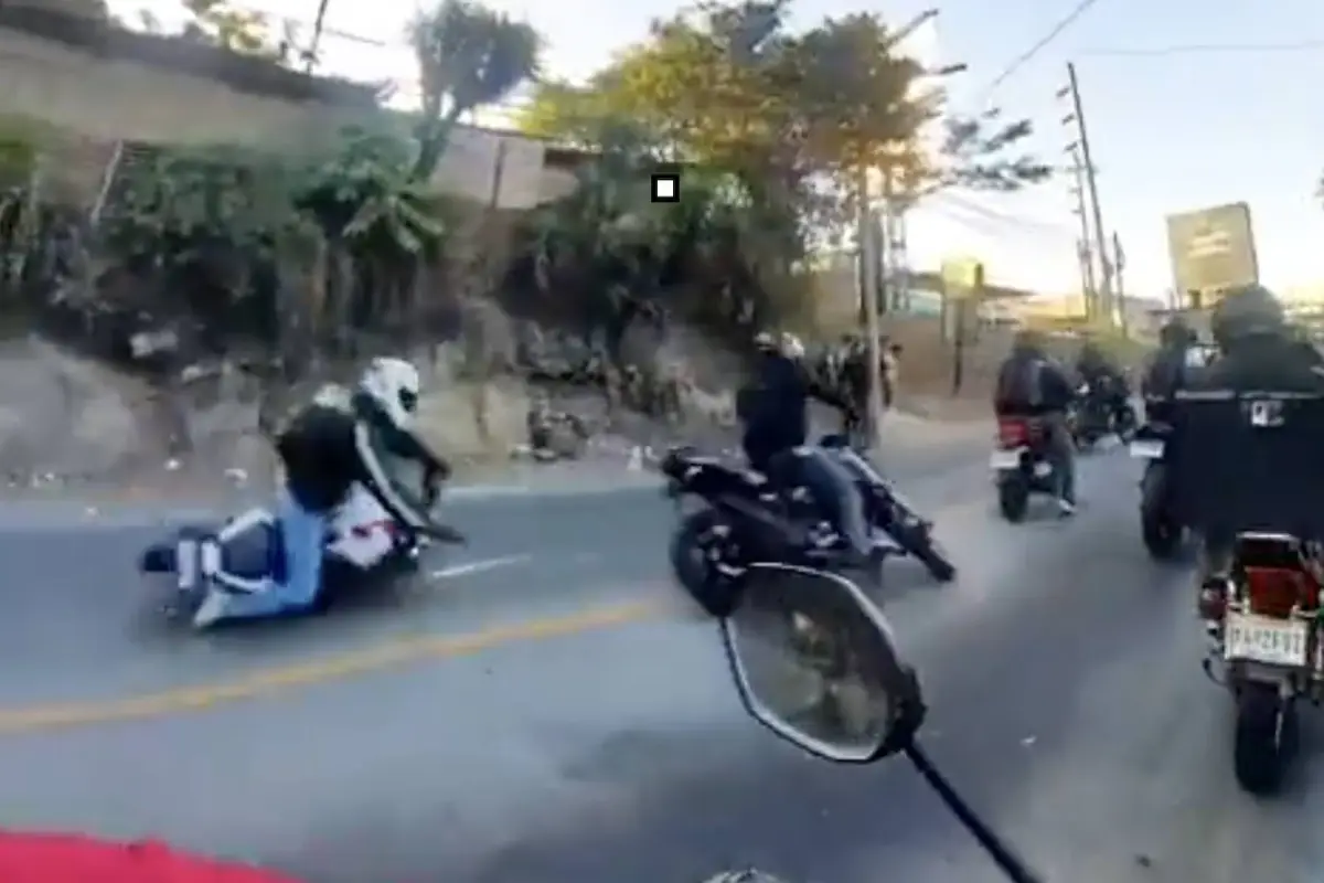 Video capta el momento en que cuatro motoristas sufren accidente en la ruta hacia Ciudad Quetzal., Captura de pantalla video de X.
