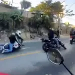 Video capta el momento en que cuatro motoristas sufren accidente en la ruta hacia Ciudad Quetzal. ,Captura de pantalla video de X.