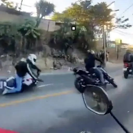Video capta el momento en que cuatro motoristas sufren accidente en la ruta hacia Ciudad Quetzal. ,Captura de pantalla video de X.