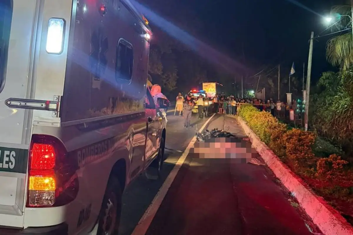 Área donde ocurrió el accidente en el que murieron dos menores que participaban en un recorrido de antorcha en Suchitepéquez., Bomberos Municipales Departamentales