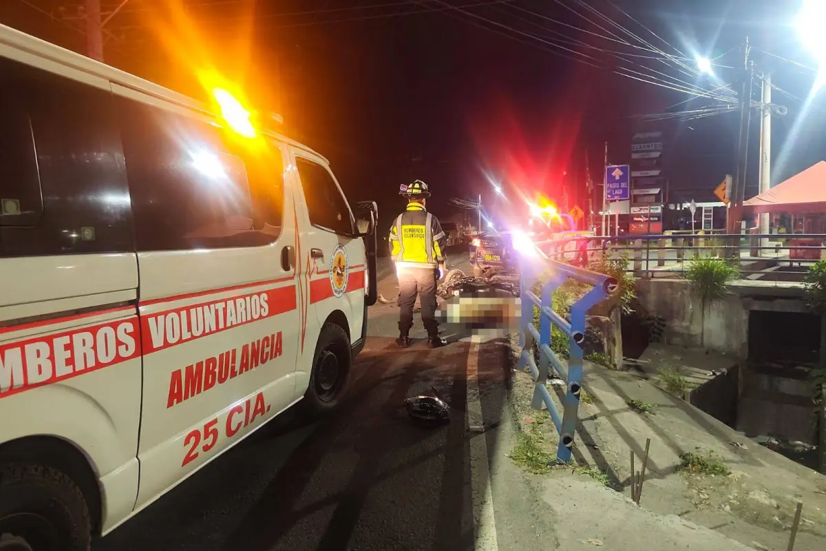Un motorista perdió la vida tras un accidente en zona 4 de Villa Nueva., Bomberos Voluntarios