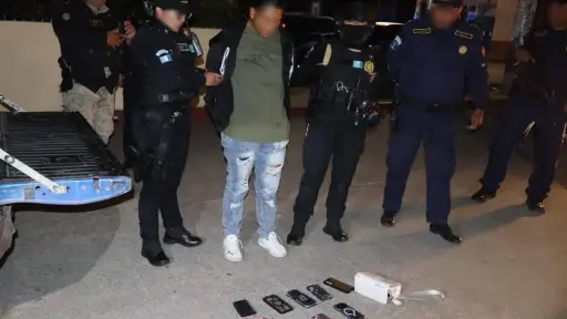 Presunta carterista fue detenida durante concierto en Quetzaltenango; llevaba seis teléfonos robados. ,PNC