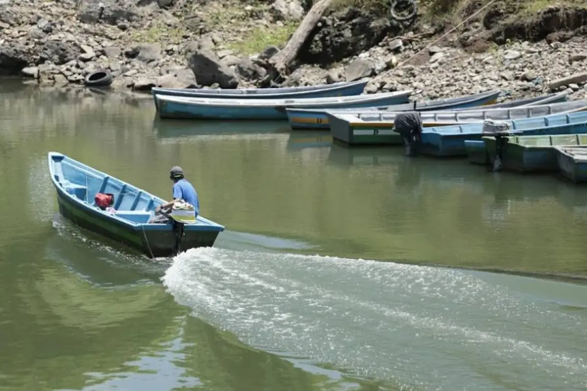Un hombre a bordo de una lancha recorre un tramo del Lago de Güija, en Metapán (El Salvador)., EFE