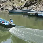 Un hombre a bordo de una lancha recorre un tramo del Lago de Güija, en Metapán (El Salvador). ,EFE