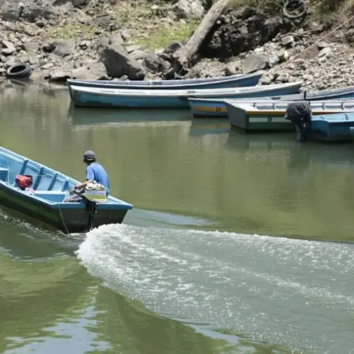 Un hombre a bordo de una lancha recorre un tramo del Lago de Güija, en Metapán (El Salvador). ,EFE