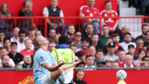 Reconocen fallo del VAR en el gol de Haaland ante el United