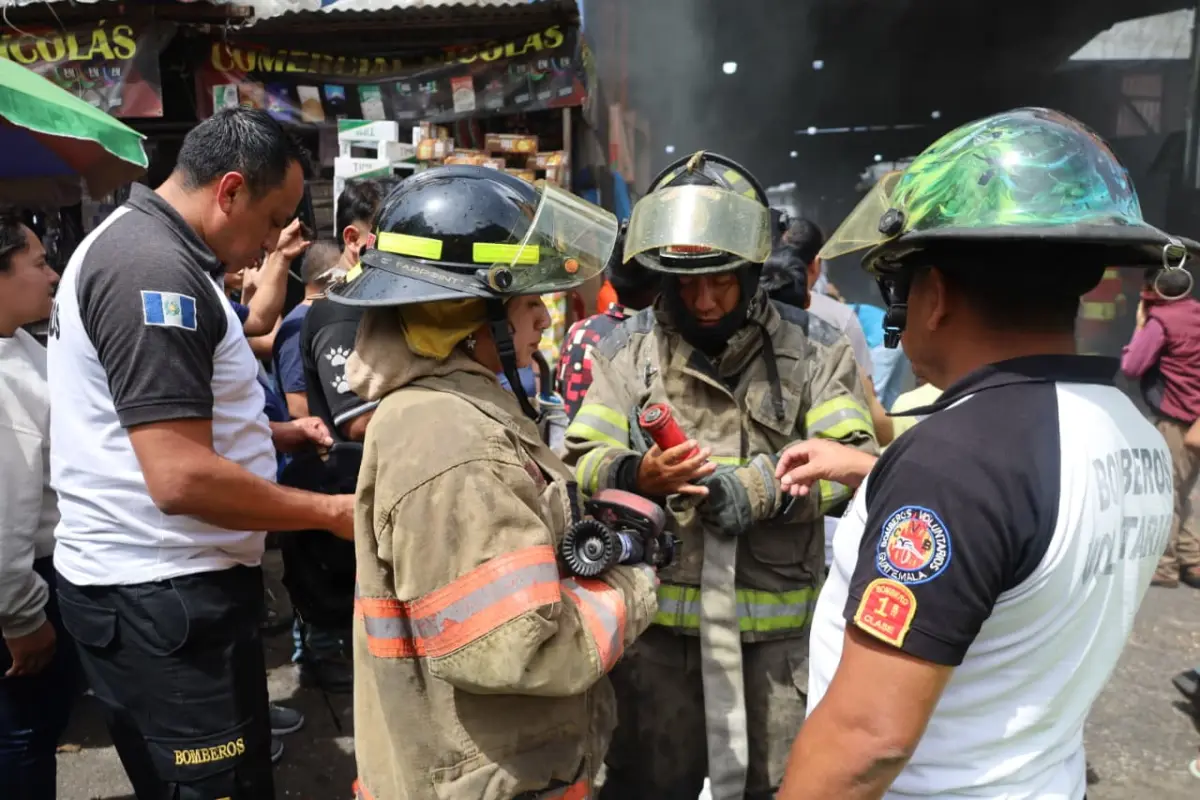 Labores en el área de La Tomatera, en el mercado La Terminal, zona 4 capitalina., Bomberos Voluntarios