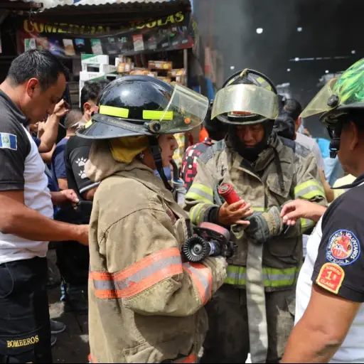 Labores en el área de La Tomatera, en el mercado La Terminal, zona 4 capitalina. ,Bomberos Voluntarios