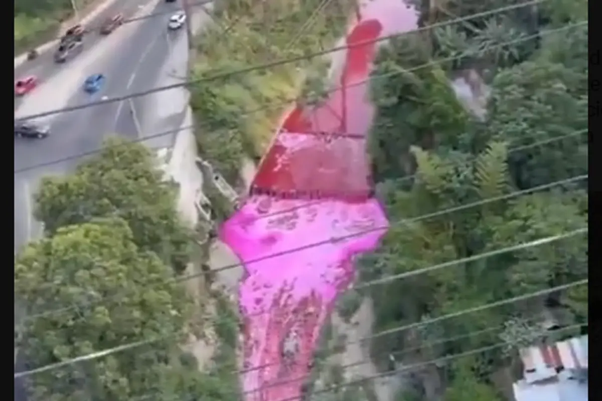 Imágenes difundidas en redes sociales mostraron que el río Las Vacas se tiñó de rojo., Captura de pantalla