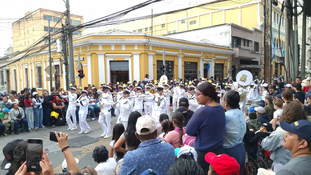 Miles de personas abarrotan la zona 1 por los festejos patrios. ,Álex Meoño.