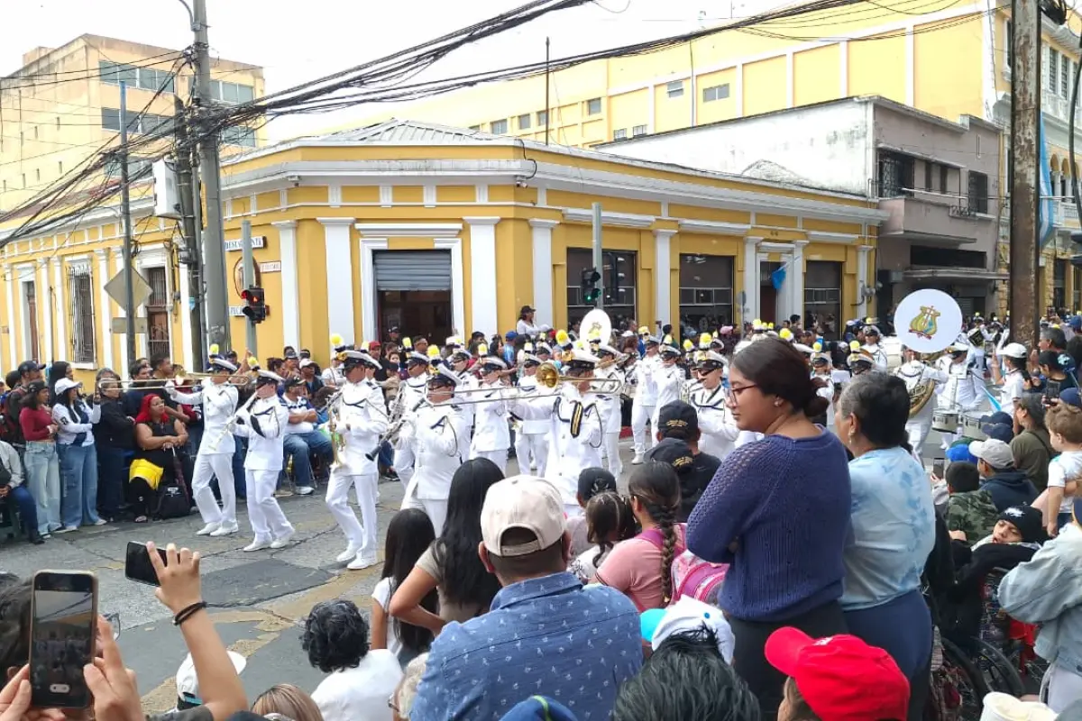 Miles de personas abarrotan la zona 1 por los festejos patrios., Álex Meoño.