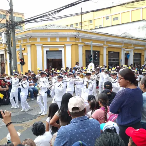 Miles de personas abarrotan la zona 1 por los festejos patrios. ,Álex Meoño.