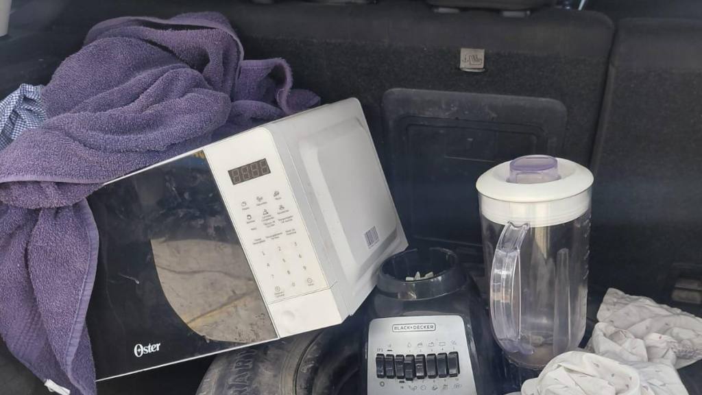 Los detenidos llevaban varios enseres a bordo de una camioneta. | PNC de Guatemala.