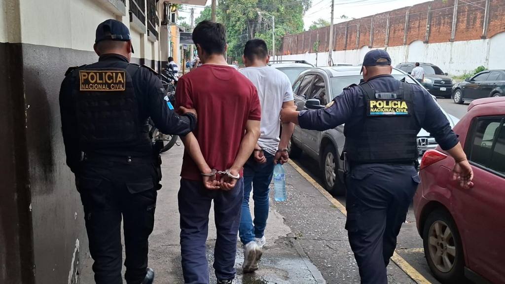 Un menor de edad, no captado en la foto, fue llevado a un juzgado especializado. | PNC de Guatemala.