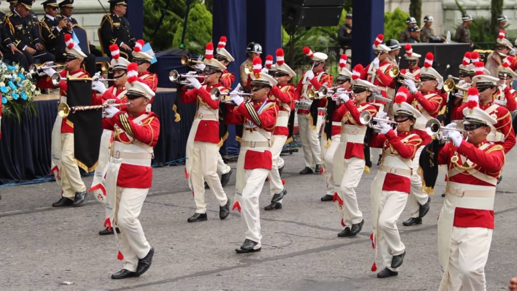 Los redoblantes y bombos marcan el ritmo de las celebraciones de Independencia frente al Palacio Nacional de la Cultura | Alex Meoño