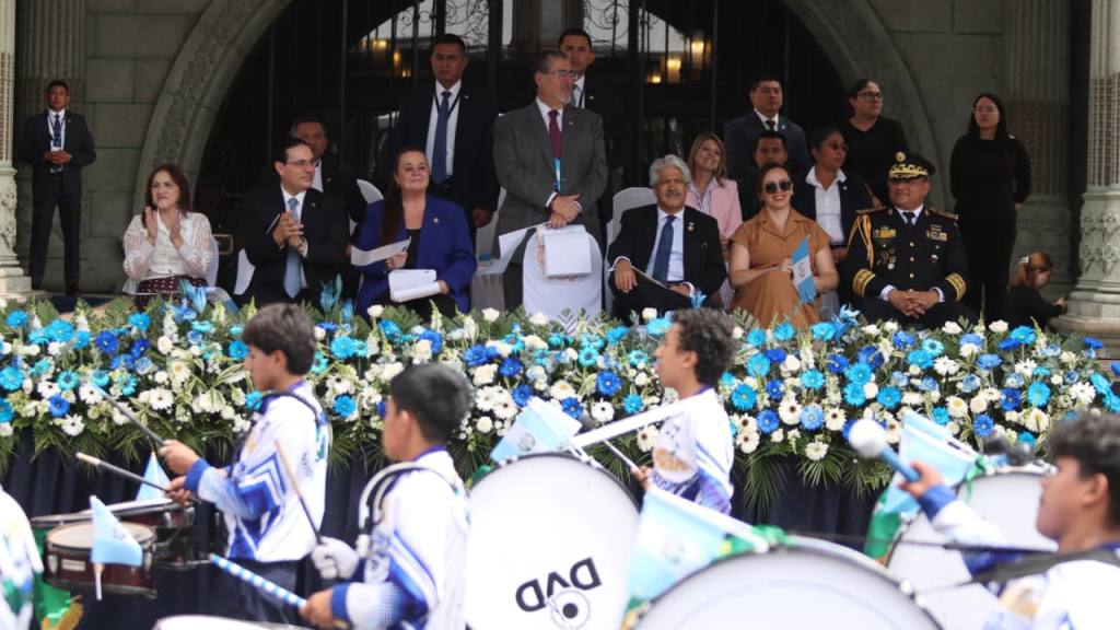 Los redoblantes y bombos marcan el ritmo de las celebraciones de Independencia frente al Palacio Nacional de la Cultura | Alex Meoño