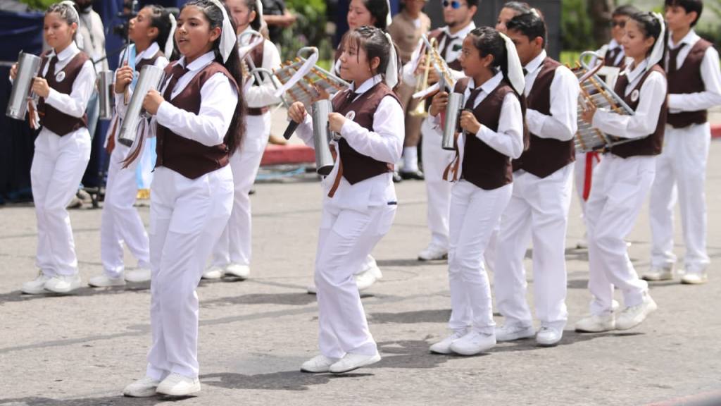 Los redoblantes y bombos marcan el ritmo de las celebraciones de Independencia frente al Palacio Nacional de la Cultura | Alex Meoño