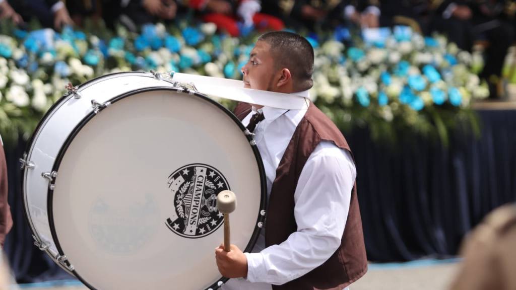 Los redoblantes y bombos marcan el ritmo de las celebraciones de Independencia frente al Palacio Nacional de la Cultura | Alex Meoño