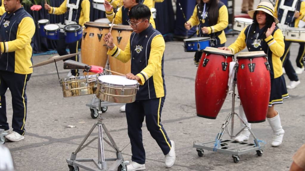 Los redoblantes y bombos marcan el ritmo de las celebraciones de Independencia frente al Palacio Nacional de la Cultura | Alex Meoño
