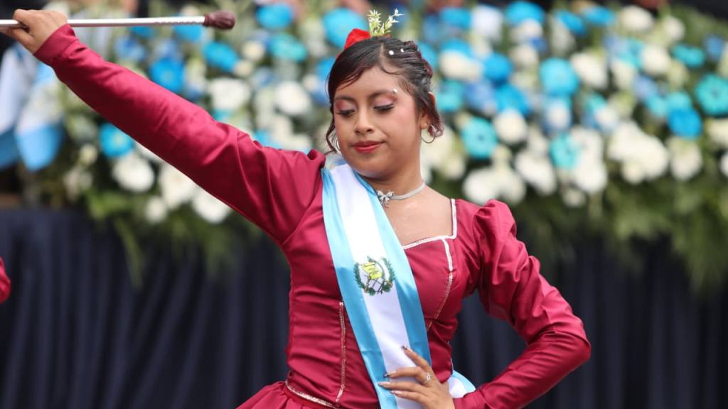 Los redoblantes y bombos marcan el ritmo de las celebraciones de Independencia frente al Palacio Nacional de la Cultura | Alex Meoño