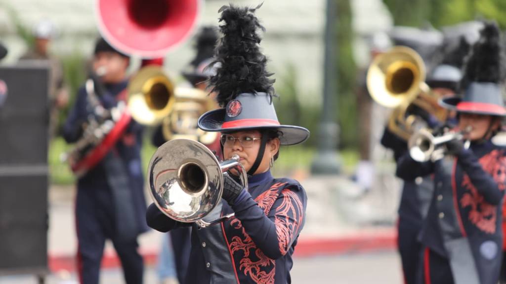 Los redoblantes y bombos marcan el ritmo de las celebraciones de Independencia frente al Palacio Nacional de la Cultura | Alex Meoño