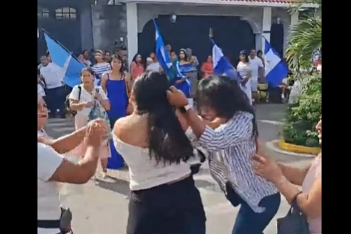 El incidente ocurrió ante la mirada de varios asistentes al parque central. , Captura de pantalla
