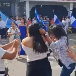 El incidente ocurrió ante la mirada de varios asistentes al parque central.  ,Captura de pantalla