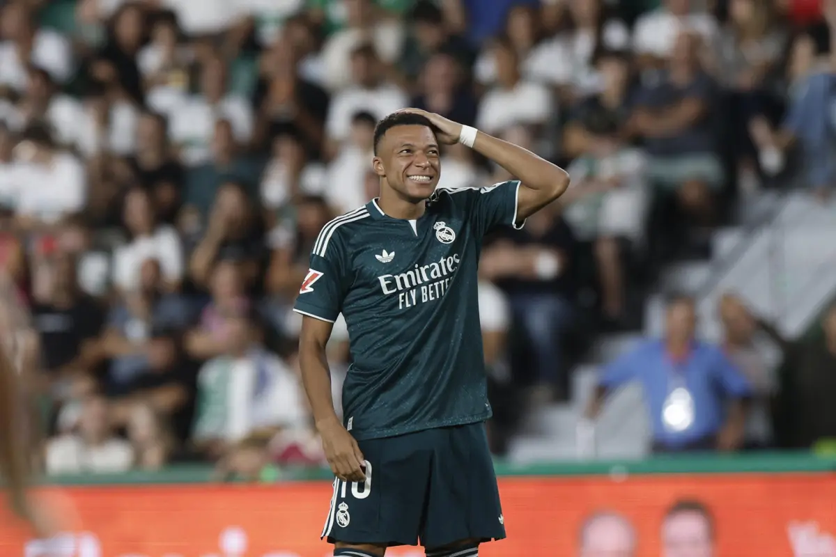 Mbappé se lamenta en una acción del Elche vs. Real Madrid - EFE