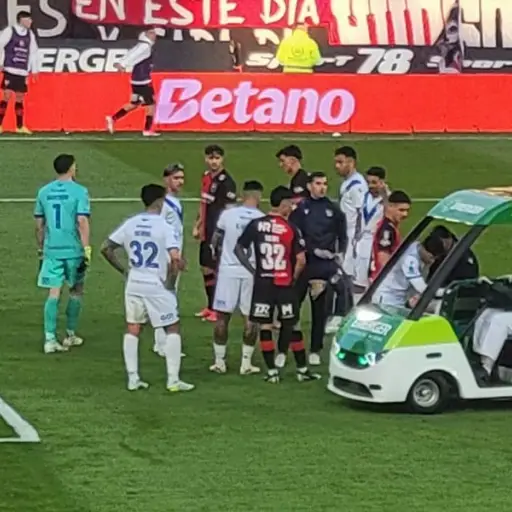 Jugador argentino es operado de urgencia tras choque con su portero - RR.SS.