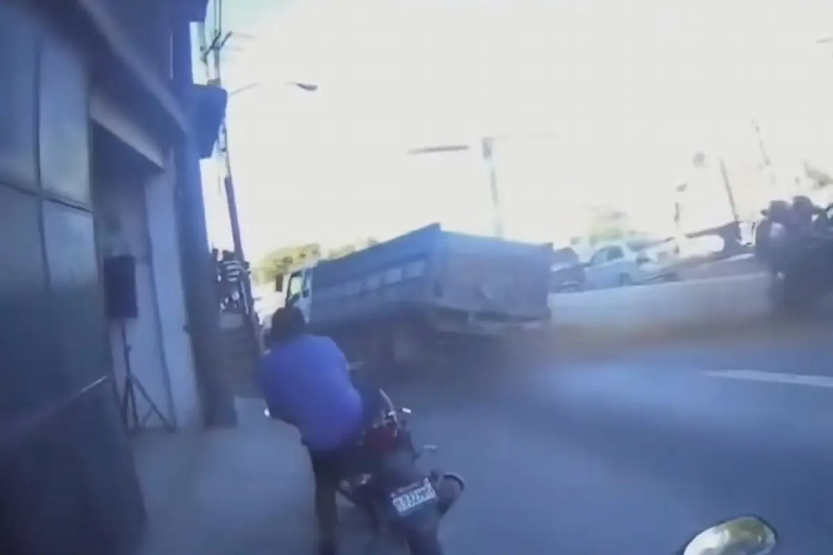 El camión impactó en contra de una patrulla de la PNC., Captura de pantalla