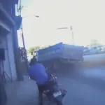 El camión impactó en contra de una patrulla de la PNC. ,Captura de pantalla