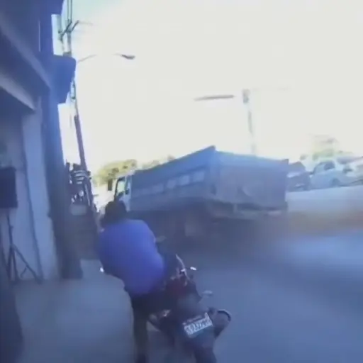 El camión impactó en contra de una patrulla de la PNC. ,Captura de pantalla