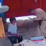Reo golpeó a un guardia y lanzó chile en sus ojos en intento de fuga de prisión en India. ,Captura de pantalla video de X.